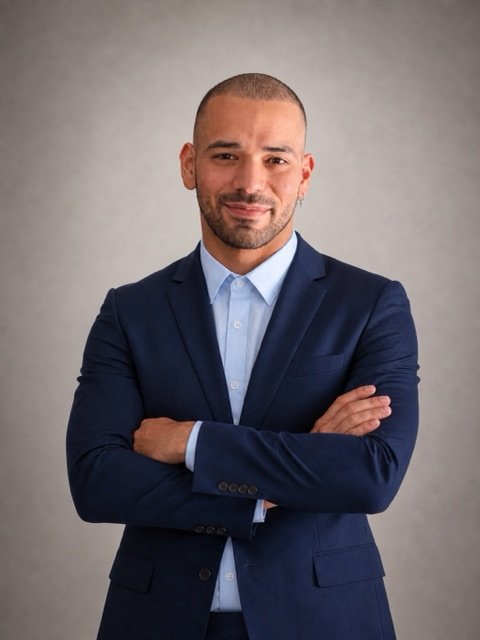 Alejandro Martelo Gómez en costume bleu, portrait professionnel en couleur